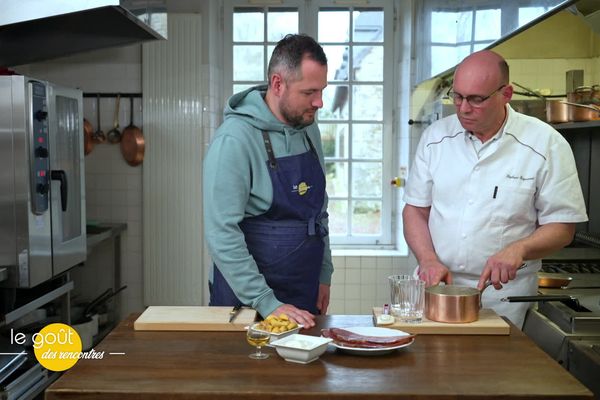 Cette semaine, David Gallienne est à Villedieu-les-Poêles d'où il revisite, avec un confrère, l'emblématique tarte tatin.