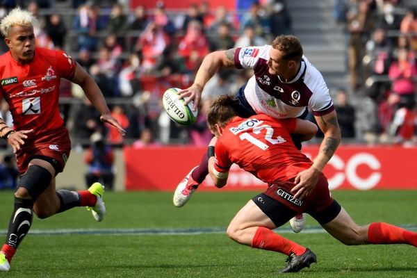 Scott Higginbotham fait une passe lors d'un match avec les Reds le 16 mars 2019 à Tokyo.