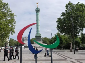 Les anneaux paralympiques sur la place de la Bastille à Paris