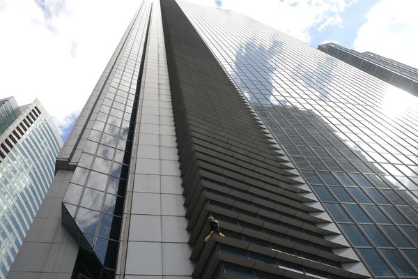 Alain Robert s'attaque à la GT Tower, située à Manille, dans les Philippines. Avec ses 47 étages, elle culmine à plus de 200 mètres de hauteur.