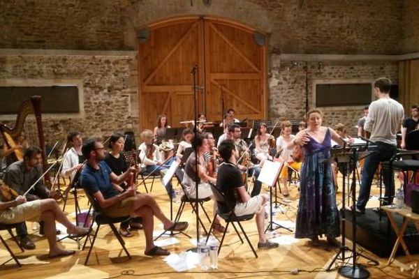 Karine Deshayes et l'orchestre des Forces Majeures à la ferme de Villefavard.