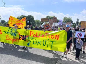 les opposants à la plate-forme logistique sur le site de l'ancienne laiterie Candia de Campbon en Loire-Atlantique manifestent le samedi 13 juillet 2024