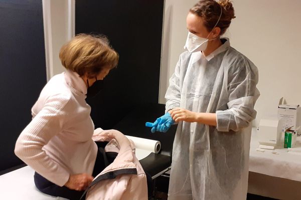 Après des débuts timides, la campagne de vaccination contre le Covid-19, lancée le 30 décembre à Nice, semble désormais bien engagée dans les Alpes-Maritimes. 