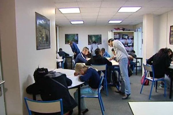 Le CASNAV (le Centre Académique pour la Scolarisation des enfants allophones Nouvellement Arrivés et des enfants issus de familles itinérantes et de Voyageurs) fait passer des tests de mathématiques et de français aux enfants pour déterminer leur niveau scolaire. 