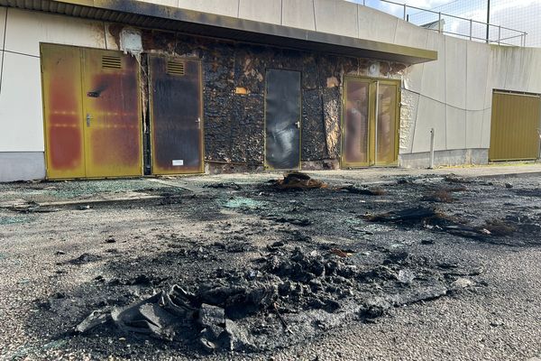 Dans la nuit du 12 au 13 janvier 2024, un incendie a détruit les trois minibus du Rouen Sapins Football Club et abîmé la façade des vestiaires.