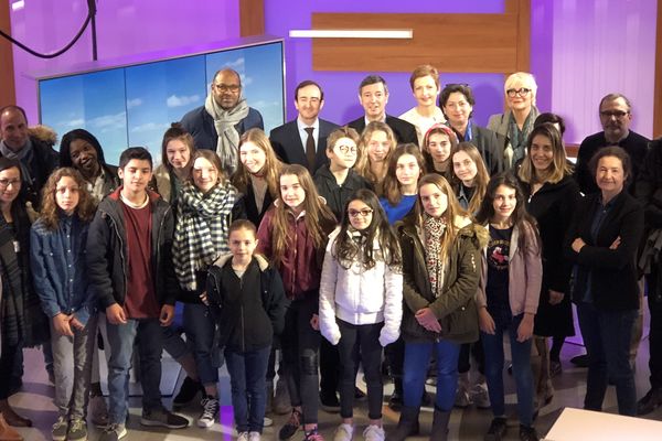 Les jeunes de différents établissements d'Aquitaine sur le plateau de France 3 pour la remise du prix " jeune reporter d'images" France 3 Nouvelle-Aquitaine et Clemi d'Aquitaine. 