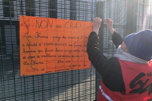 Des affiches contestataires ont été accrochées aux grillages qui entourent le centre de rétention administrative d'Olivet.