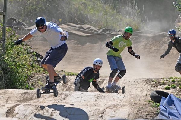 Quatre coureurs s'entraînent pour les championnats du monde de mountainboard