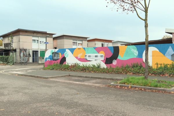 Le quartier de l'Aéropostale à Strasbourg vit sous haute tension depuis qu'une soirée de la Saint-Sylvestre s'est terminée dans un bain de sang : un mort et trois blessés. Une rixe entre clans de gens du voyage et une condamnation à 20 ans de réclusion pour les deux accusés qui ont fait appel. Le nouveau procès s'ouvre ce lundi 30 septembre 2024.