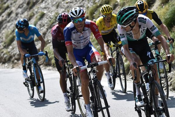 Les Français Thibaut Pinot et Julian Alaphilippe, vêtu du maillot jaune du leader, dans les derniers kilomètres lors de la 14e étape du Tour de France, le 20 juillet 2019