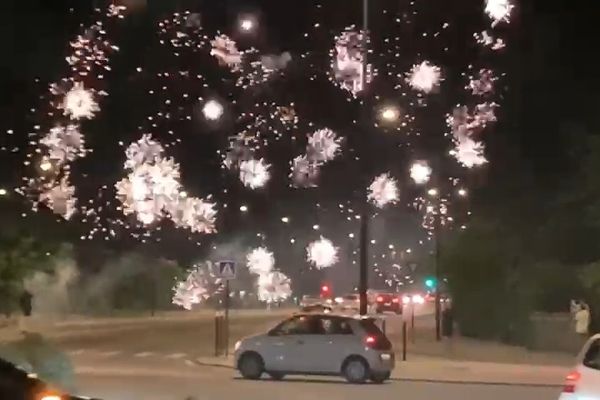 Mort de Nahel : tirs de mortiers d'artifices à Nîmes le 30 juin 2023.