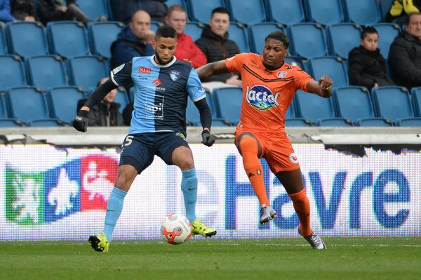 Le defenseur havrais Jérôme Mombris à la lutte avec le Lavallois Romain Habran.