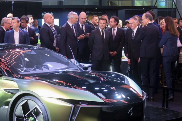 Emmanuel Macron au Salon de l'automobile avec Carlos Tavares, directeur général de Stellantis.