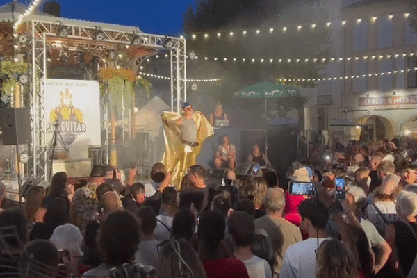 Des dizaines de personnes ont assisté à cette finale nationale de Air Guitar à Mirande (Gers).