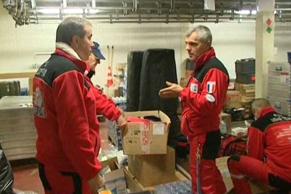 Les Pompiers de l'Urgence Internationale préparent le matériel médical avant le départ pour les Philippines