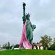 Le drap rose mesure 30 mètres, une longueur suffisante pour ceindre l'épaule de la réplique de la statue de la Liberté.