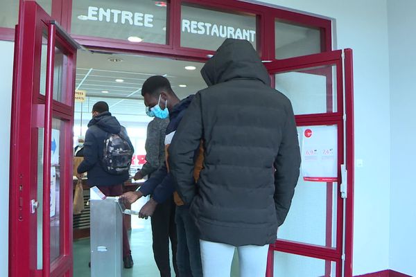 Entrée cantine Crous