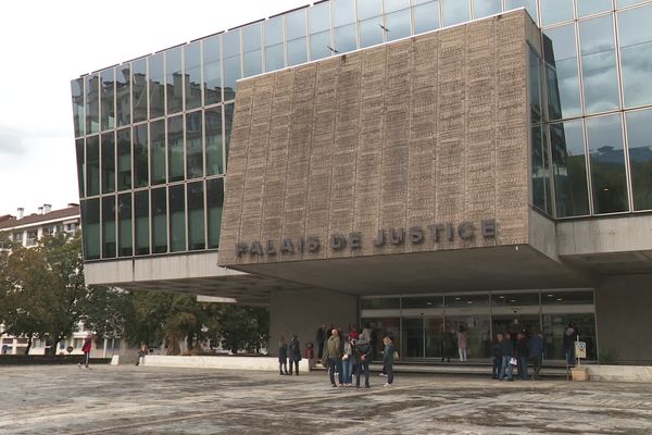 Le procès, qui dure cinq jours, se déroule au palais de justice d'Annecy.