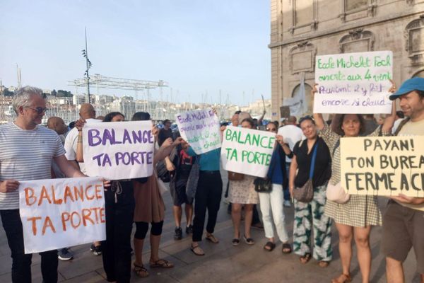 Les parents d'élève de l'école Michelet-Foch à Marseille (4e) manifestent ce vendredi matin pour dénoncer le manque de sécurité dans leur établissements à la suite de deux intrusions en moins d'un mois.