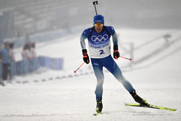 Quentin Fillon Maillet pendant le relais hommes en biathlon aux JO de Pékin 2022.