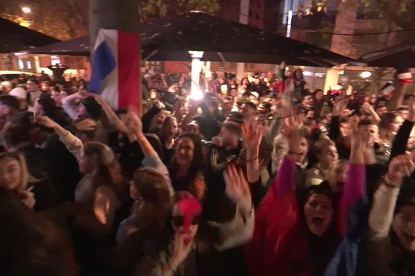 Ils n'étaient pas au Qatar mais dans la rue, les bars, les places des villages et centres-villes pour suivre le match entre la France et l'Argentine à Montpellier et Perpignan entre autres.