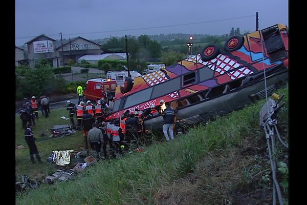 17/05/2003 : un accident d'autocar à Dardilly fait 28 victimes.