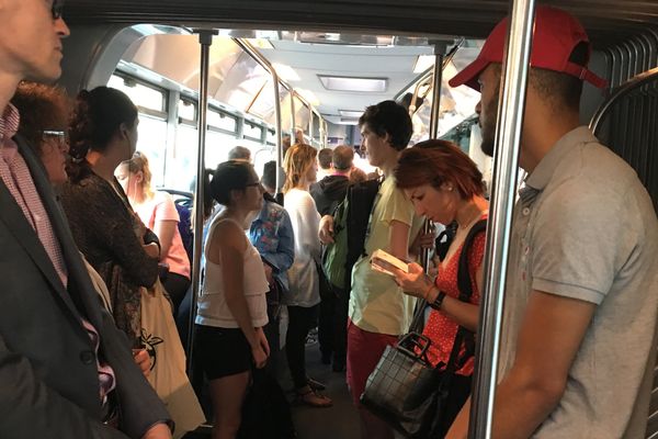 En heures de pointe, les bus de substitution de la ligne du métro sont généralement bondés. 