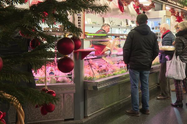 Aux halles Sainte-Claire de Grenoble, c'est le grand rush de fin d'année pour les commerçants.