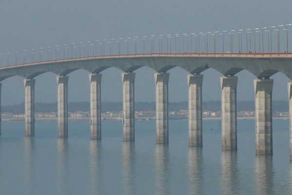 Le corps du motard a été découvert sur le pont de l'île de Ré.