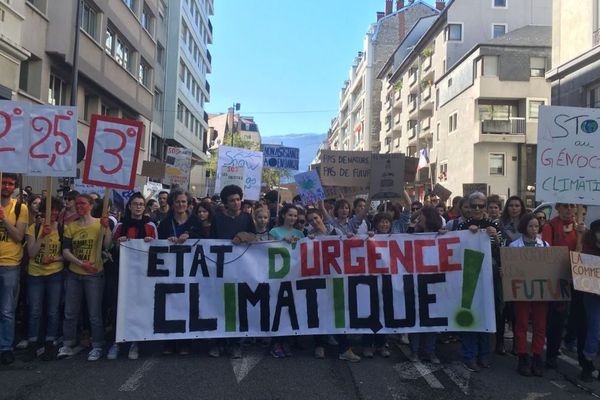 Des centaines de manifestants sont descendus à nouveau dans les rues de Grenoble