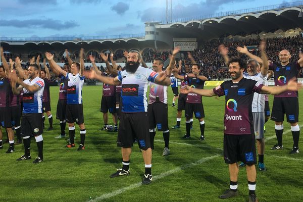 Les joueurs du Match des Légendes après le match pendant le clapping