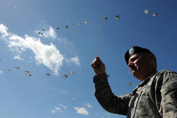 Un chef d'orchestre américain lors des commémorations du parachutage de la Fière à Saint-Mère-Eglise, le 8 juin 2014. 