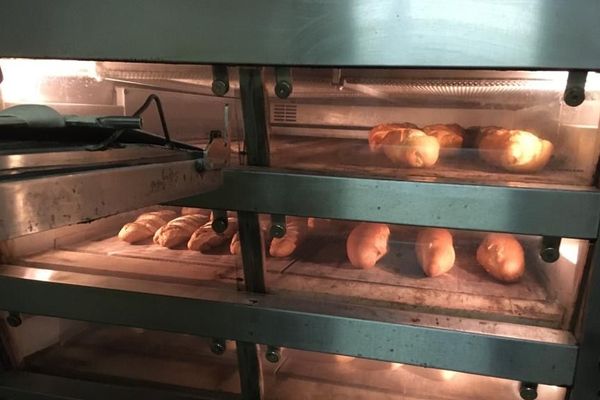 Les dernières baguettes de la nuit cuisent dans la boulangerie de Maire-Odile et Benoît Demand à Schleithal (Bas-Rhin)