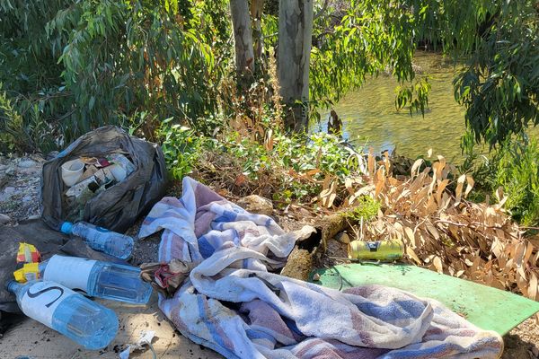 L'équipe de sept personne s'est donné pour mission de récolter des déchets dans des zones difficiles d'accès.