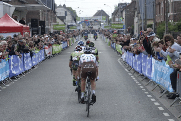 Une ligne d’arrivée noire de monde lors de la première étape du Tour de Picardie 2015, à Tergnier. La Picardie, terre de vélo.