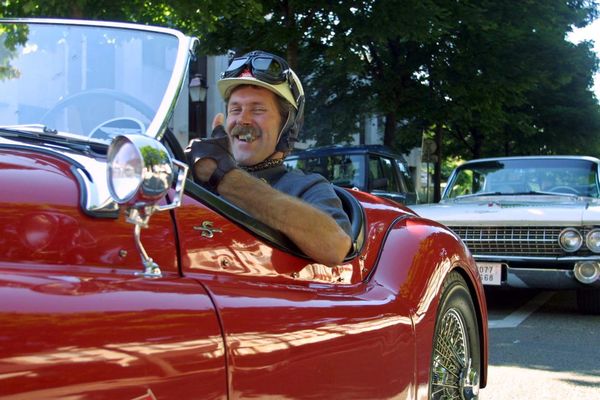 Une parade de voitures anciennes à Mulhouse.