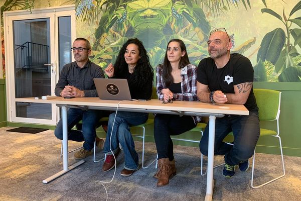 Gilles Moyne (à gauche) et les membres de l'ONG Rewild en conférence de presse à Paris