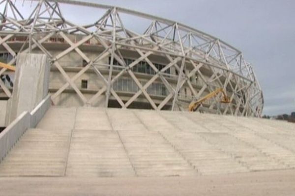 Le grand stade de Nice en construction, en juin 2013