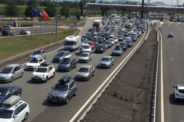 ILLUSTRATION - Embouteillage à la barrière de péage de Gerzat en direction de Paris.