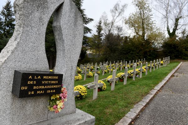 Carré en hommage aux victimes du bombardement du 26 mai 1944 au cimetière de Côte chaude à Saint-Etienne.