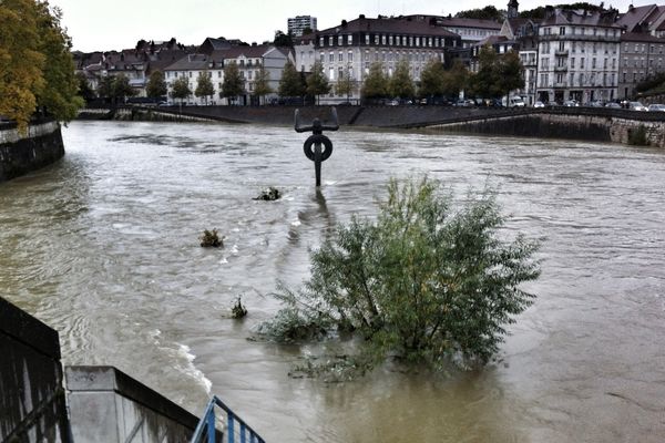 Le Doubs en crue à Besançon