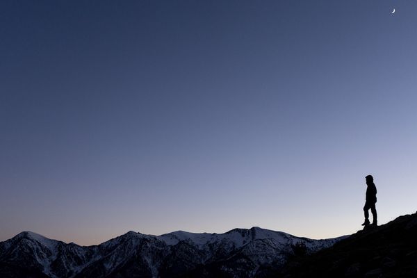 Un promeneur marchant dans les Alpes, dans la région du Puy de Sampeyre en Italie.