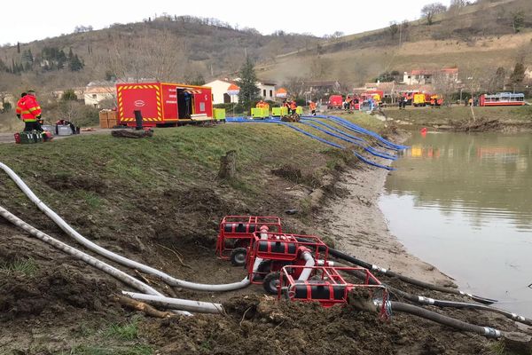 Aude - des pompes géantes vident le lac de Chalabre dont le barrage et les digues sont fragilisés - 27 janvier 2020.