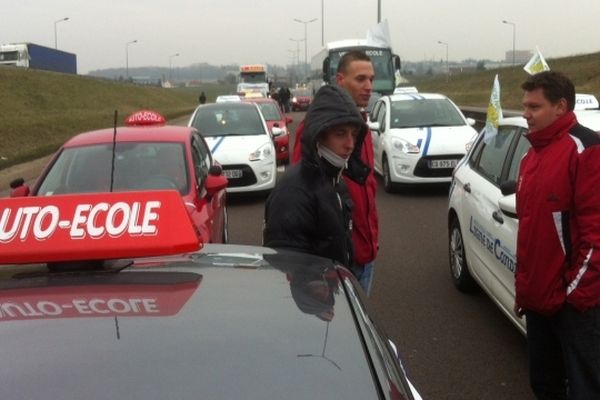 Les auto-écoles ont manifesté à Dijon jeudi 14 février 2013.