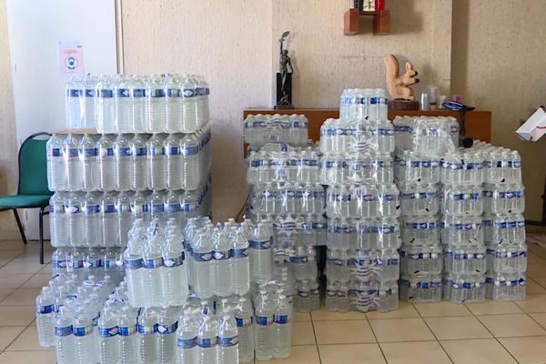 La mairie distribue de l'eau en bouteille aux habitants à Captieux.