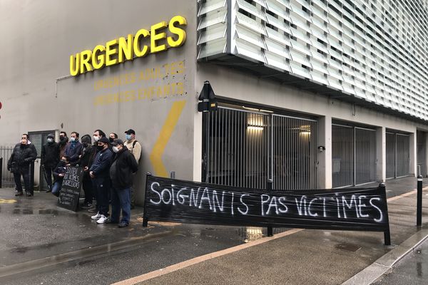 Les organisateurs avaient posé quelques banderoles devant l'entrée du CHU menant aux urgences.