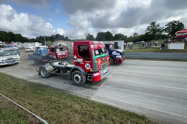 43 pilotes se disputent une étape de la coupe de France au camion cross de Saint-Junien