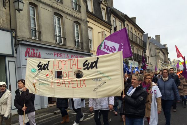 Environ 250 ont marché ce matin dans les rues de Bayeux pour soutenir l'hôpital