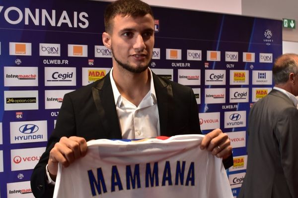 Mammana lors de sa signature à l'OL