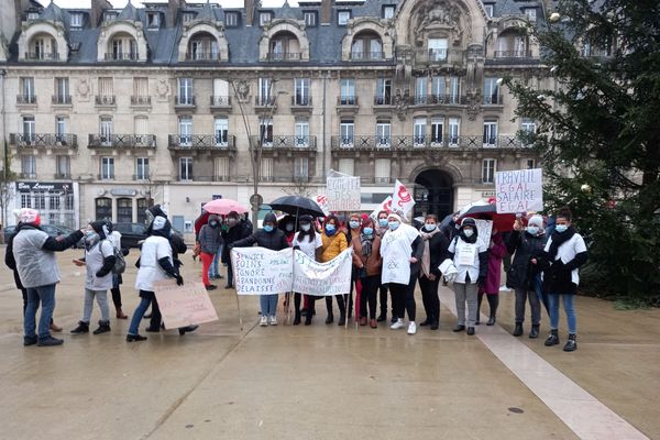 Le personnel des établissements médico-sociaux ont manifesté ce jeudi devant l'hôtel de ville de Mézières (Ardennes)